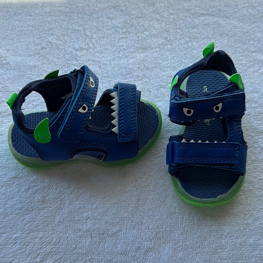 NWOT Carter’s light up sandal